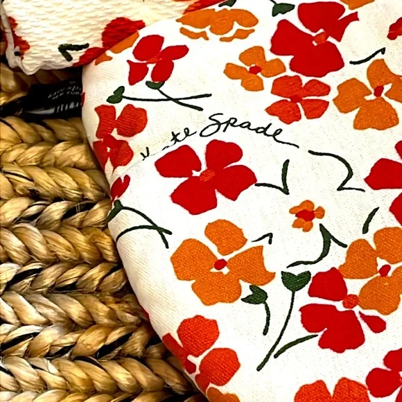 NWT Kate Spade (2) Kitchen Towels and (2) Mitts Set - Picture 4 of 4